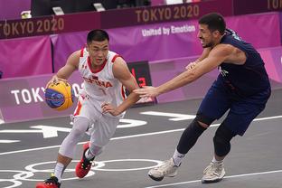 女足英联杯中发生暴力冲突，一名球员抓住对手脖子将其摔倒（女足英联杯爆发肢体冲突：一名球员抓住对手颈部将其摔倒）