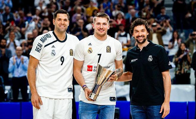 全队站位越踢越有感觉（越踢越默契，全队站位愈加到位）