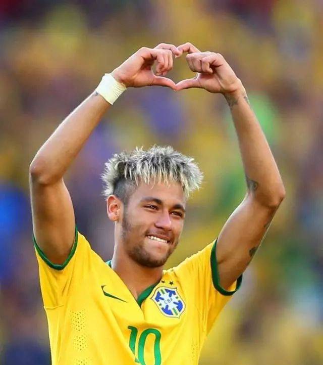 跟队：拉菲尼亚参加了训练一切正常，预计能首发出战法兰克福（随队：拉菲尼亚训练无碍，预计首发迎战法兰克福）