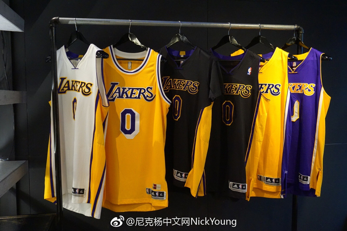 拜仁快速传球移动致对手防线瓦解（拜仁快速传切与穿插跑动令对手防线崩塌）