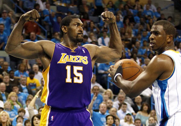 活久见，阿根廷杯决赛独立队主帅用脚绊倒对手拖延时间被罚下（阿根廷杯决赛罕见一幕：独立队主帅为拖时间伸脚绊人遭罚下）