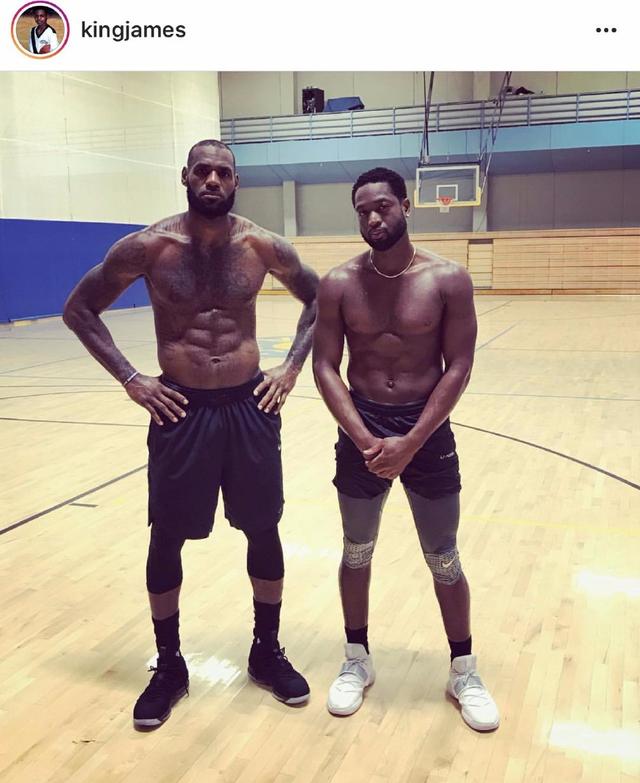 孙颖莎的身体柔韧性太好了，膝盖不弯，就这样直下去系鞋带，没几个人能做到吧（孙颖莎柔韧性逆天：挺直双腿也能系鞋带，少有人能及）