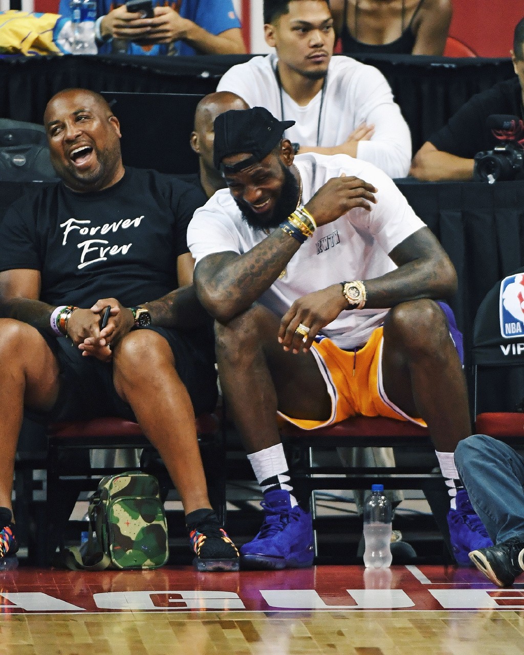 尤文发售圣诞节相关产品，毛衣售价39.9欧元，帽子16.9欧（尤文上新圣诞系列周边：毛衣39.9欧、帽子16.9欧）