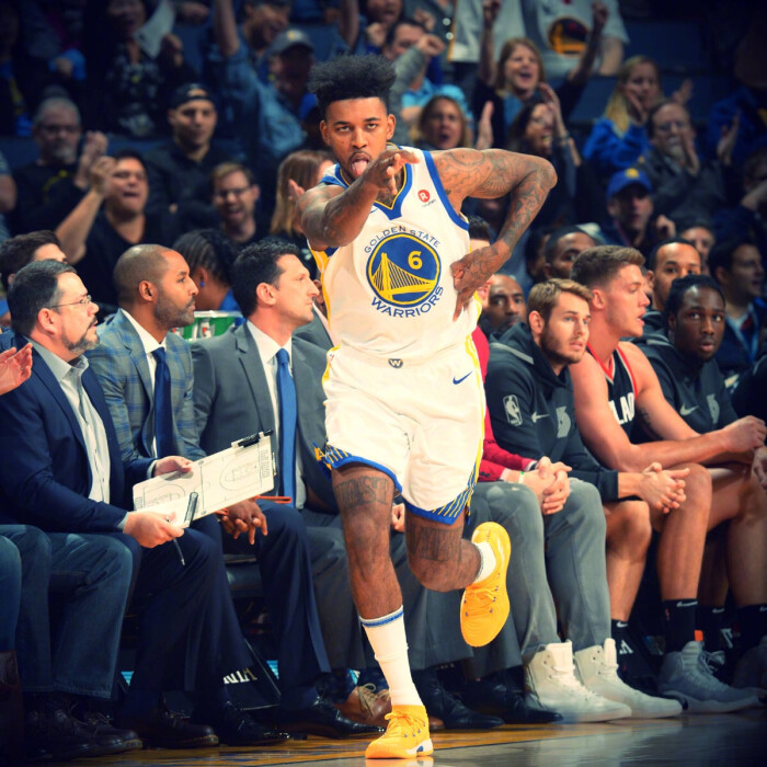 孙悦退役后与妻女定居美国，曾是NBA新星，早年受篮球启蒙，父母支持其篮球之路。（退役后孙悦携妻女定居美国：昔日NBA新星，自幼受篮球熏陶，在父母支持下走上篮坛之路）