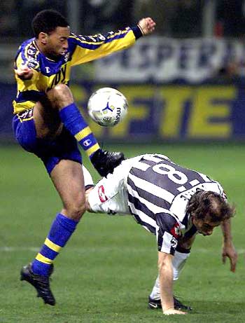 为庆祝美加墨世界杯，与刺客足球鞋融合设计的科8将进行复刻（庆祝美加墨世界杯，融入刺客足球鞋元素的科比8即将复刻）