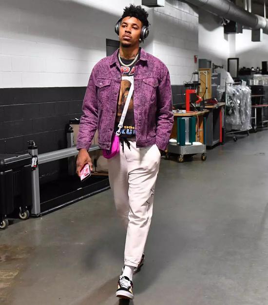 左右脚开弓 欧冠双响+MVP！前曼联天才乱杀：20场13球4助（欧冠梅开二度当选MVP！前曼联天才左右开弓，20战13球4助）